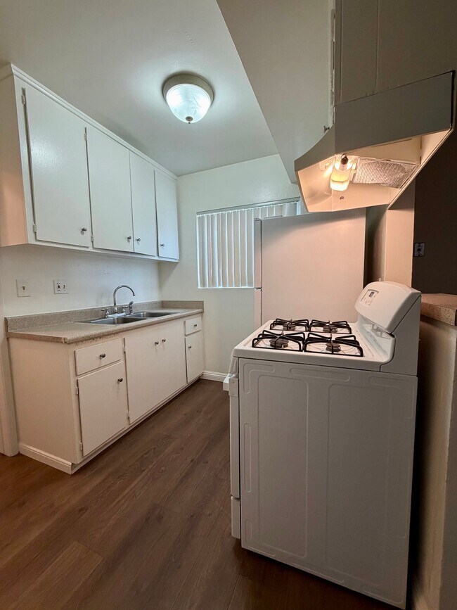 Foto del edificio - 12414 Dunrobin Ave