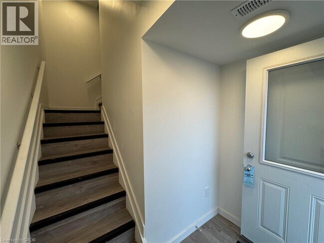 Photo du bâtiment - 127 HighRiver Trl