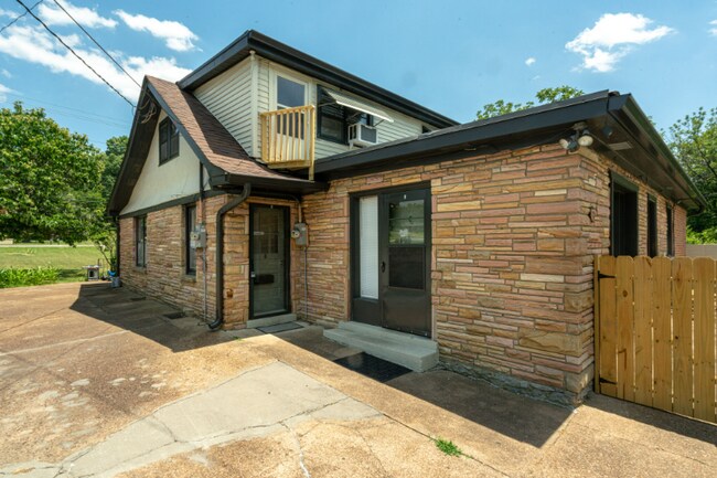 Foto del edificio - 600 Larkin Springs Rd