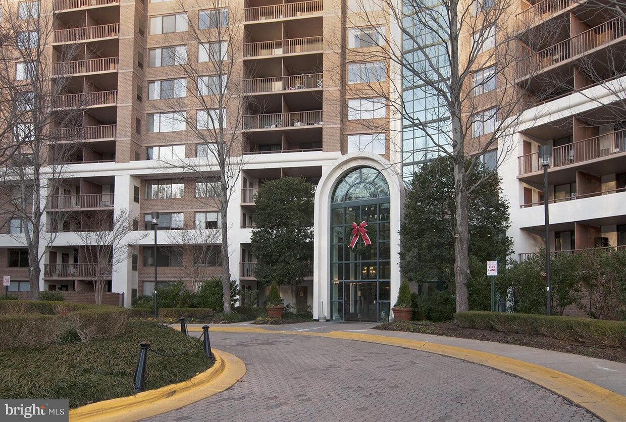 Foto principal - 10101 Grosvenor Pl