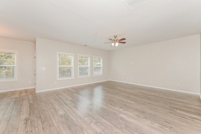 Foto del edificio - 1070 Sutherland Dr