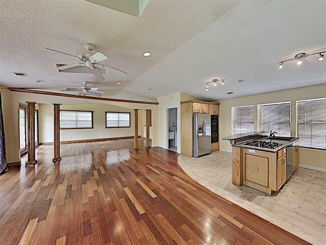 Building Photo - 4870 Peacock Dr