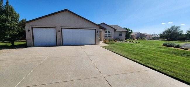 Building Photo - ALL PROSPECTIVE TENANTS MUST SUBMIT A $58 ...