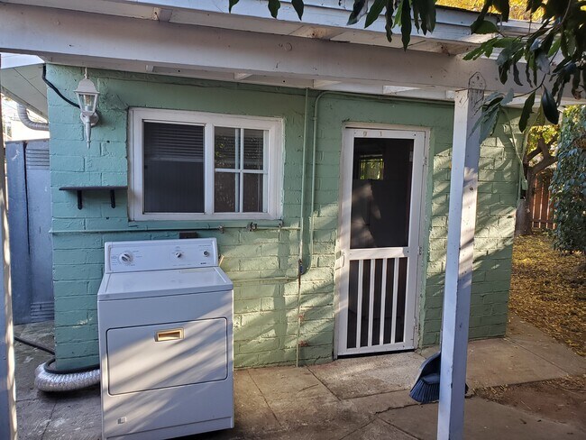 Building Photo - 659 S Sunshine Ave
