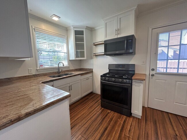 Foto del edificio - Beautifully Updated 2 Bedroom 1 Bathroom W...