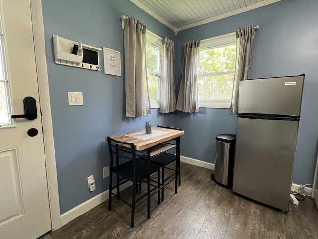 Un pequeño refrigerador y congelador para almacenar todas sus comidas preparadas, ingredientes y sobras. - 908 Lake Rd