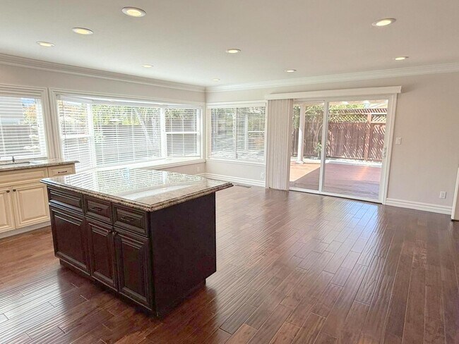 Foto del edificio - Highly upgraded ! Two Story Home With Prim...
