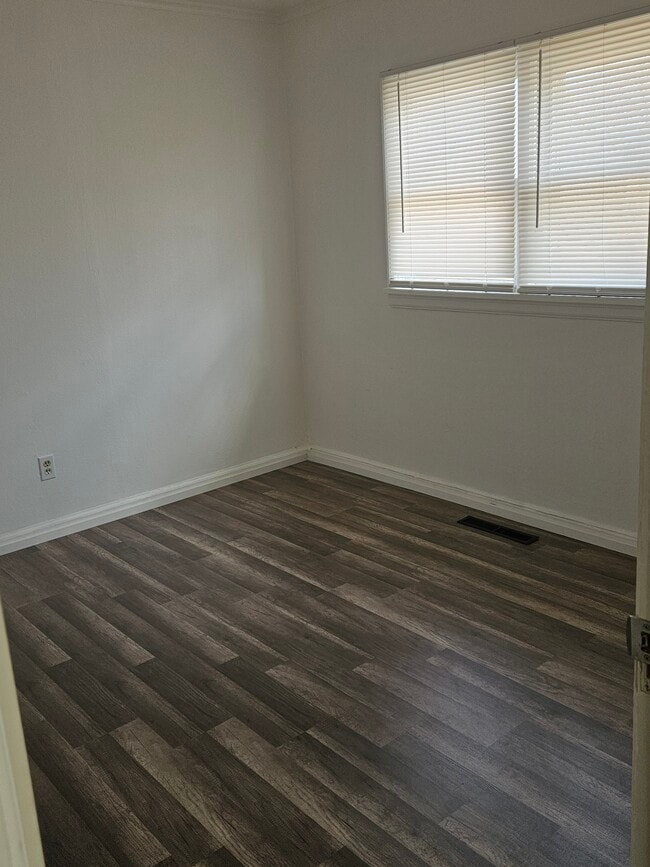 Building Photo - 1037 2nd St