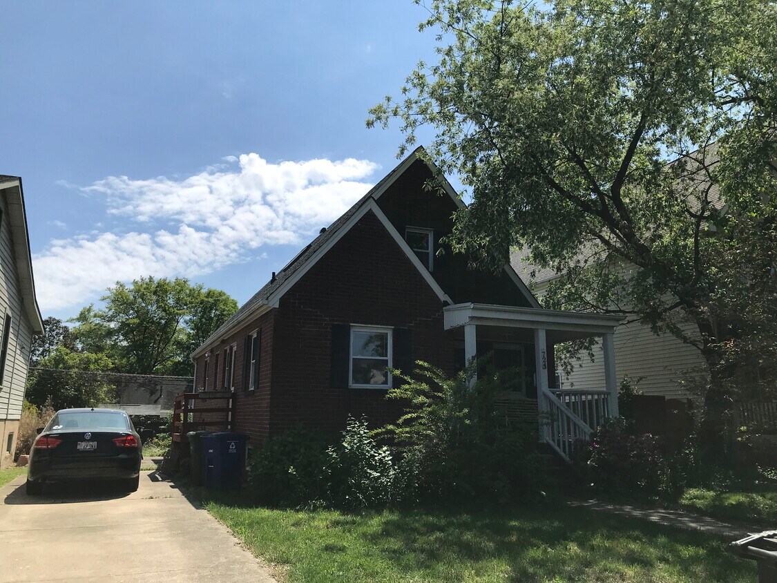 Primary Photo - 724 18th St S