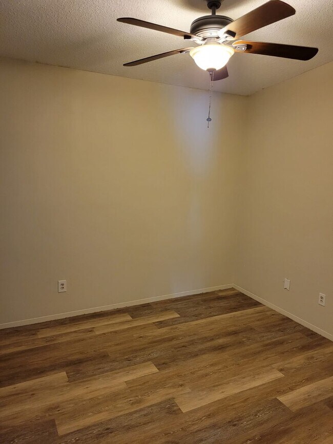 Building Photo - 3 bed 1 bath Townhouse