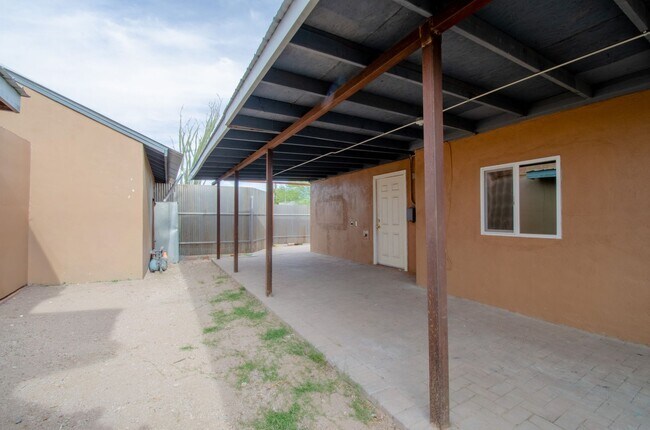 Foto del edificio - 2 Bed 1 Bath Home with Private Fenced Backyard!