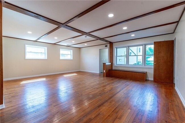 Building Photo - 6350 Robin Ln