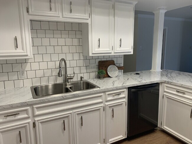 Foto del edificio - Beautiful 2 Bedroom Duplex Near Restaurant's & Grocery Store