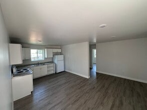 Building Photo - 218 Doolittle Dr