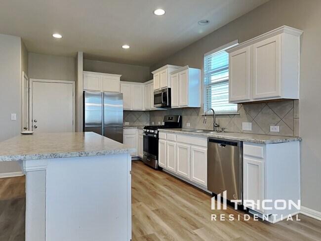 Foto del edificio - 150 Twisted Oaks Ln