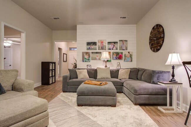 Foto del edificio - Spacious 4-Bedroom Home Available August 8...