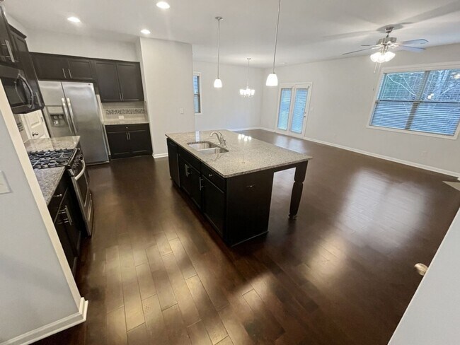 Foto del edificio - Near New 4BR / 2.5BA in Swim / Tennis Subd...