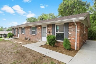 Building Photo - 5 Manor Dr