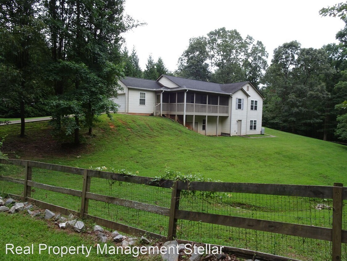 3 br, 2 bath House 109 West Pinewood Drive House for Rent in