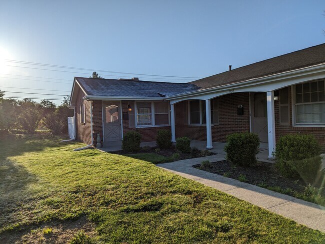 Building Photo - 834 Raven Rd