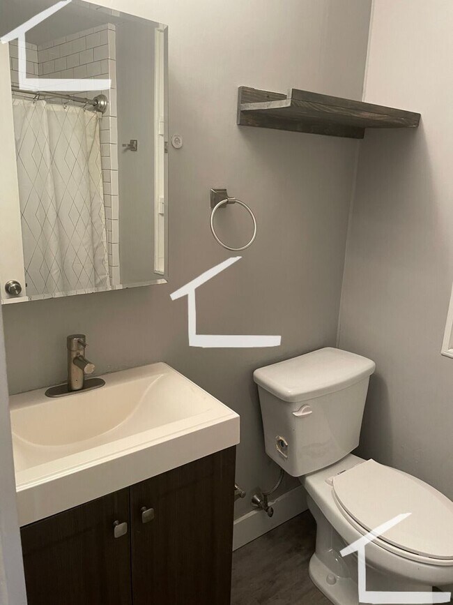 Foto del edificio - Renovated no fee 4 bedroom