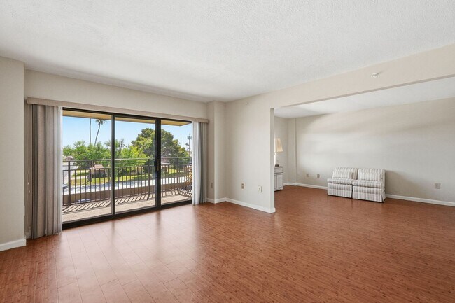 Building Photo - 10330 W Thunderbird Blvd