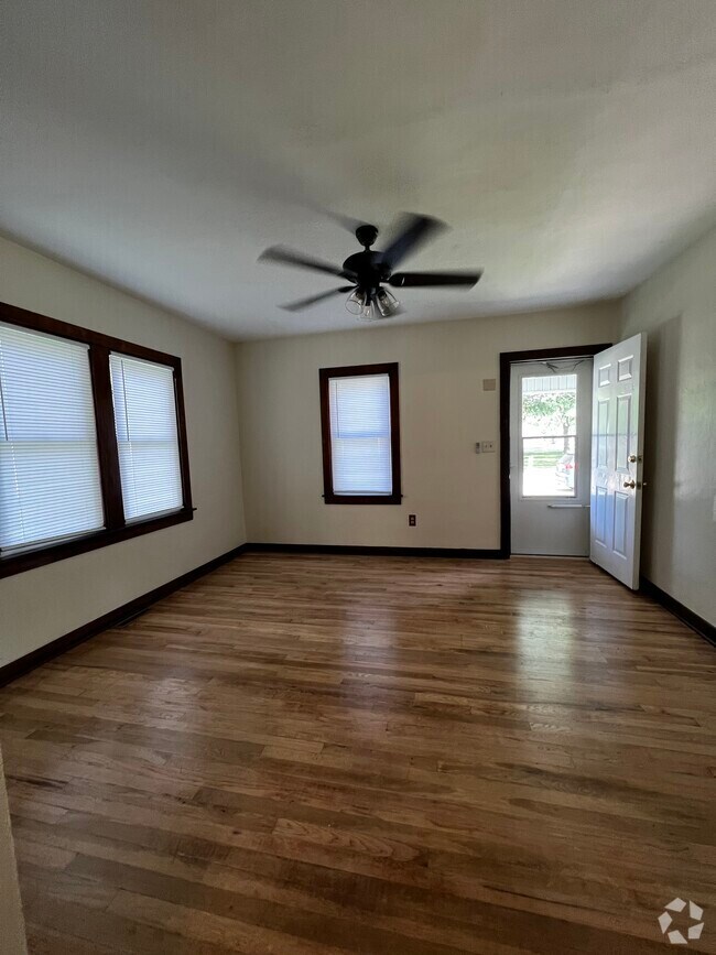 Building Photo - 111 N Chanute St