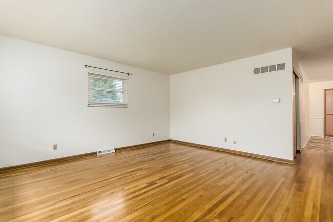 Foto del edificio - 5046 Heathmoor Dr
