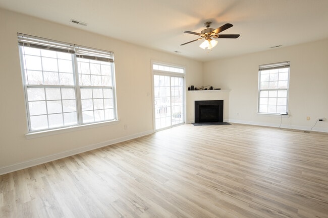 Building Photo - 956 Iron Bridge Dr