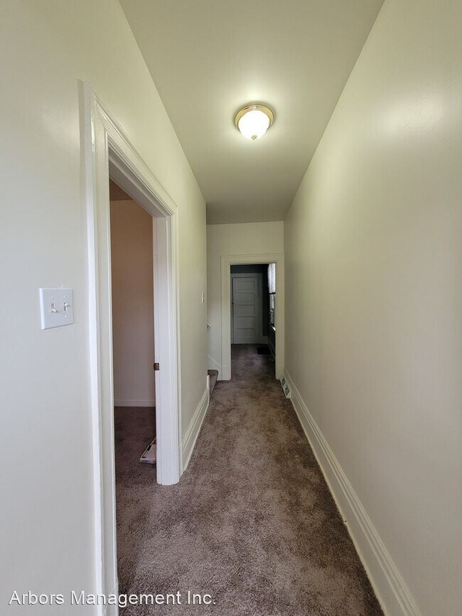 Building Photo - 3 br, 1 bath House - 2836 Dwight Avenue