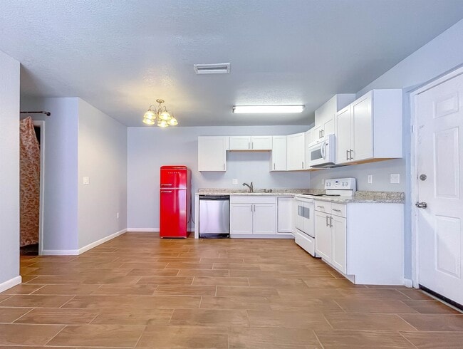 Building Photo - 2241 W Pensacola St