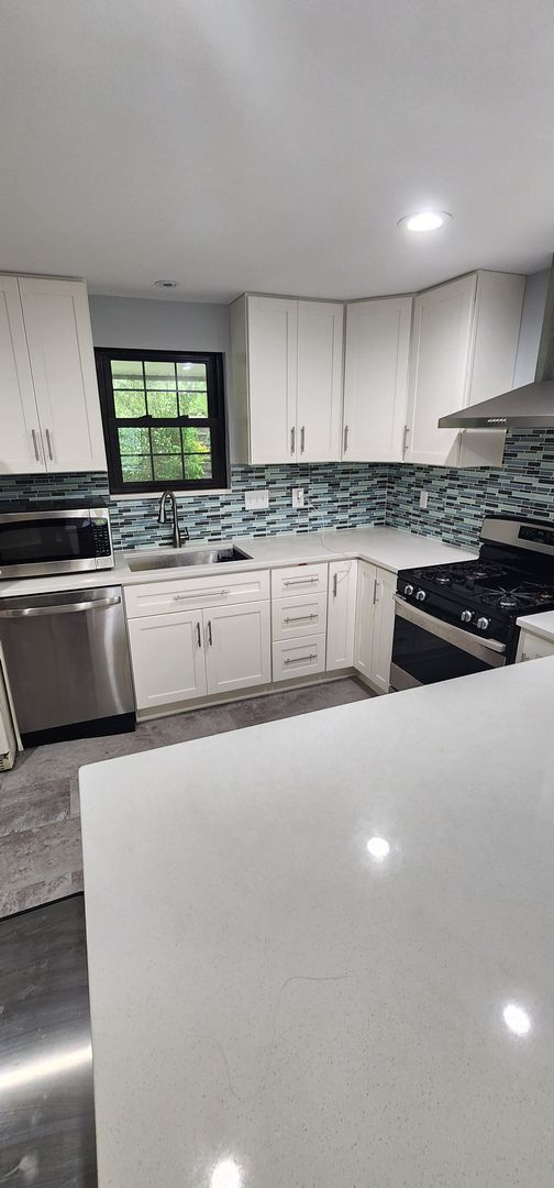 Foto del edificio - Luxury 3-Bedroom, 1-Bathroom House in Broo...