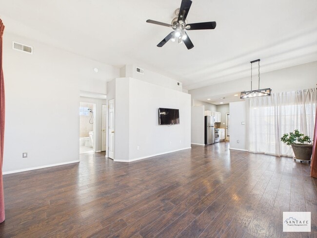 Building Photo - UNFURNISHED 3 Bedroom in Desirable Community