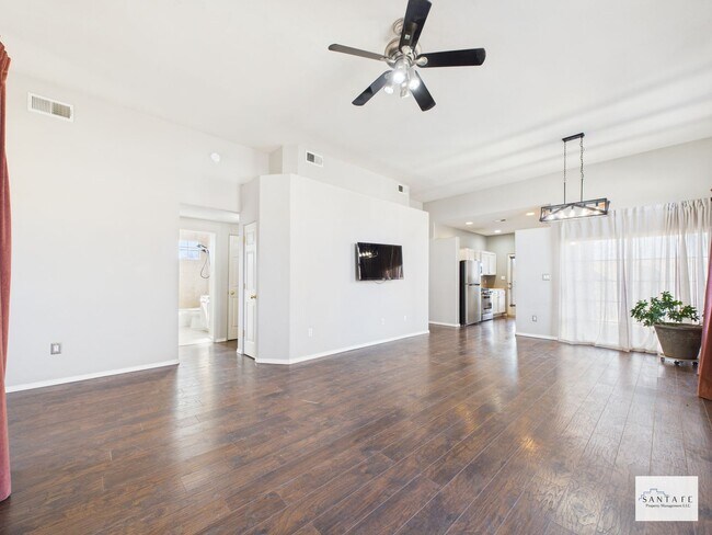 Foto del edificio - UNFURNISHED 3 Bedroom in Desirable Community