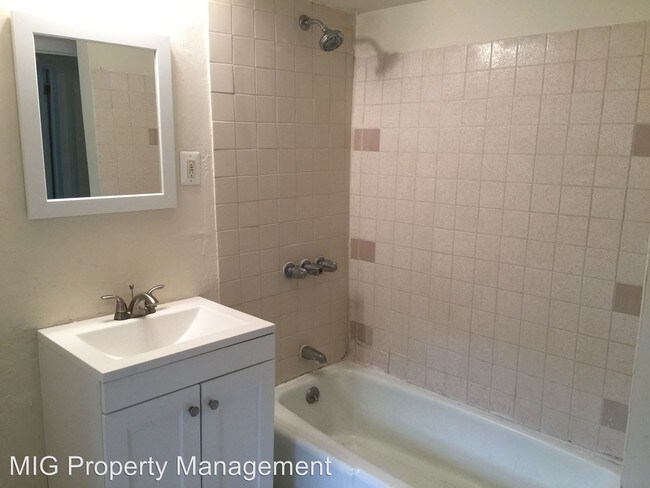 Building Photo - 1 br, 1 bath Apartment - 18 Halsted Place