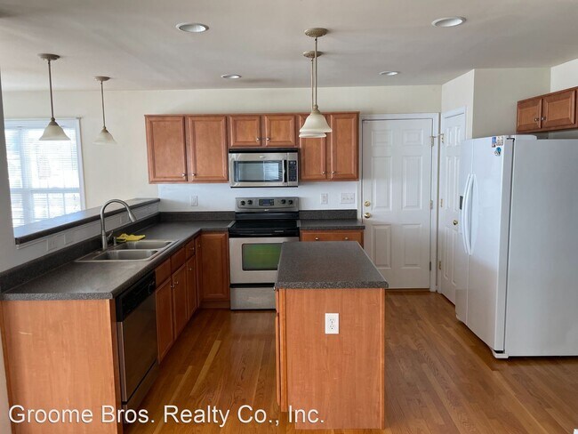 Building Photo - 4 br, 2.5 bath House - 2031 Mountain Rd