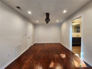 Building Photo - 521 Willow Ave