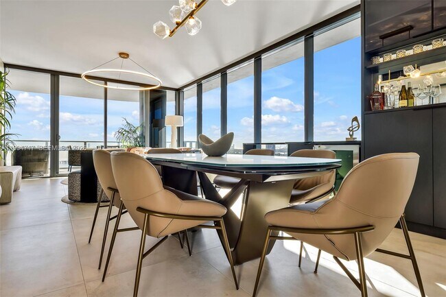 Foto del edificio - 700 NE 24th St