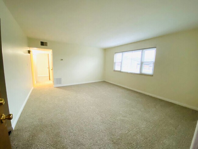 Building Photo - 807 Mitchell Ave