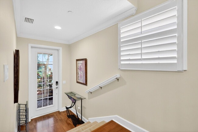 Building Photo - 540 SW Akron Ave