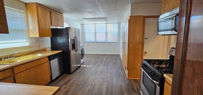 Building Photo - 2 Bed 1 bath Duplex For Rent Down Town Reno