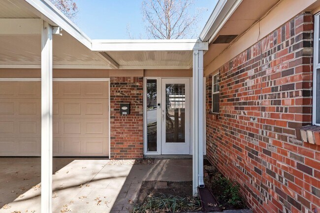 Foto del edificio - Do not miss out on this beautiful Brooksid...