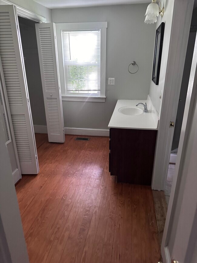 Área de tocador y armario - 435 Barstow Rd