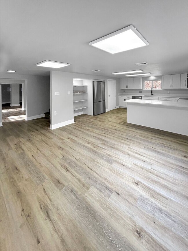 Building Photo - Welcome to this newly remodeled gem located in the heart of Collier, PA.