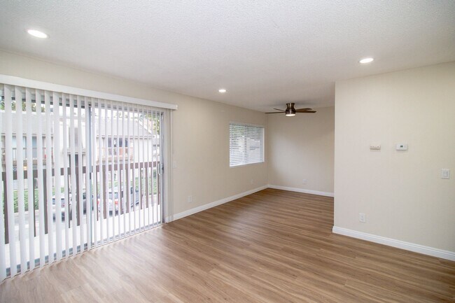 Foto del edificio - Cozy upstairs 2 Bed/2 Bath with Fireplace ...