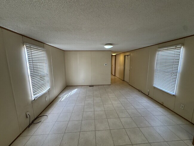 Foto del edificio - MOVE IN SPECIAL- Charming 3-Bed Retreat in Shallowater with Cozy 840 Sq Ft Living Space!