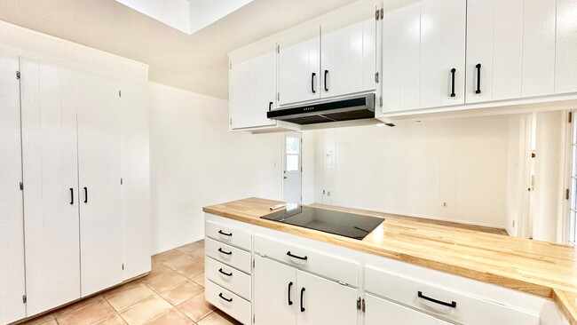 Foto del edificio - Lovely & Freshly Updated, Remodeled, Paint...