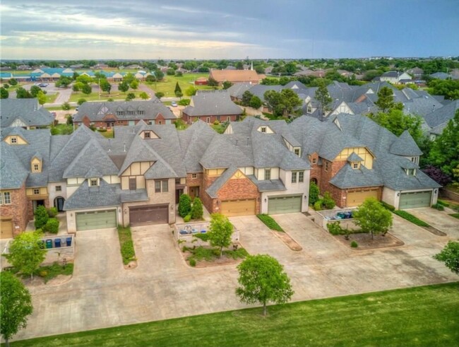 Building Photo - Maintenance Free Living-2736 Sq. Ft - Town...