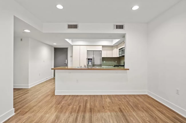Building Photo - 10473 Santa Monica Blvd Los Angeles, CA 90024