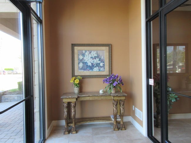 Building Photo - 701 Main St